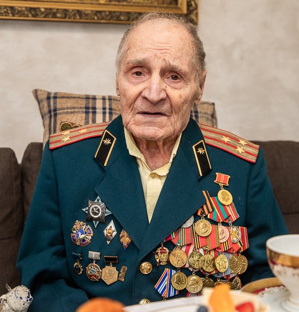 Участника Великой Отечественной войны Анатолия Олейниченко поздравил с 9 мая Андрей Иванов