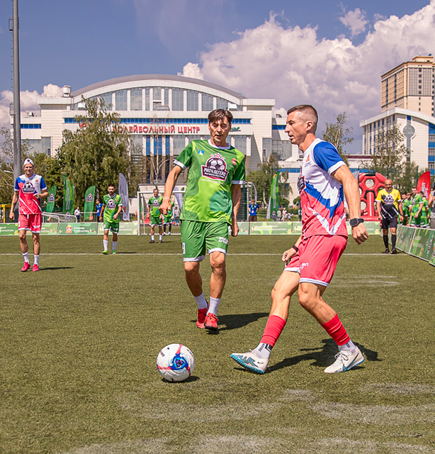 Легенды российского футбола сыграли с командой Одинцовского округа на стадионе «Центральный»