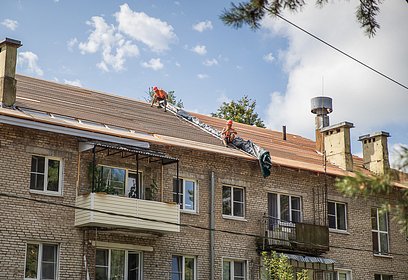 Ремонт скатной крыши дома № 9 в поселке Горбольницы 45 завершится во второй половине августа