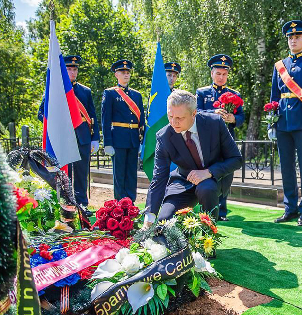 Андрей Иванов возложил цветы на Аллее Славы Воздушно-десантных войск