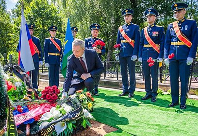 Андрей Иванов возложил цветы на Аллее Славы Воздушно-десантных войск