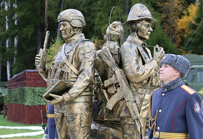 Открытие скульптурной композиции «Связь поколений» прошло в парке «Патриот»