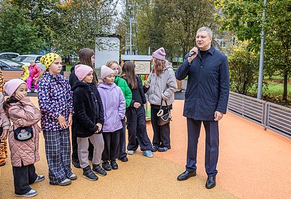 Глава муниципалитета Андрей Иванов открыл новую детскую площадку в поселке Часцы