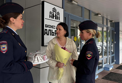 Полицейские УМВД России по Одинцовскому округу навестили вдов и матерей погибших сотрудников
