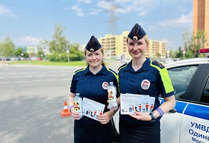 Одинцовские госавтоинспекторы раздают в жару участникам дорожного движения бутилированную воду и мороженое
