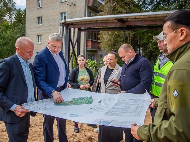 Глава Одинцовского округа вместе с жителями проверил ход благоустройства сквера в поселке Усово-Тупик