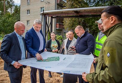 Глава Одинцовского округа вместе с жителями проверил ход благоустройства сквера в поселке Усово-Тупик
