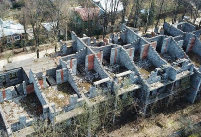 В Звенигороде завершился снос недостроенного таунхауса