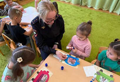 Сотрудники Одинцовской Госавтоинспекции провели для дошкольников мастер-класс «Подарок для папы»