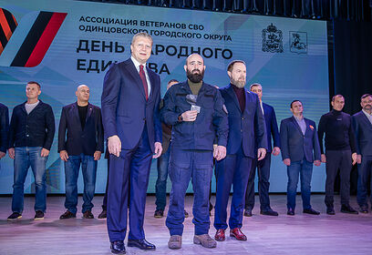 Удостоверения участников Ассоциации ветеранов СВО вручили фронтовикам Андрей Иванов и Сергей Колунов