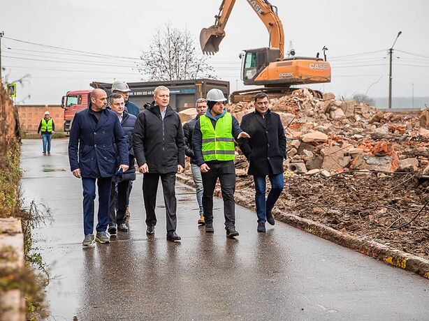 Андрей Иванов проверил ход работ по сносу аварийного детского сада в поселке ВНИИССОК