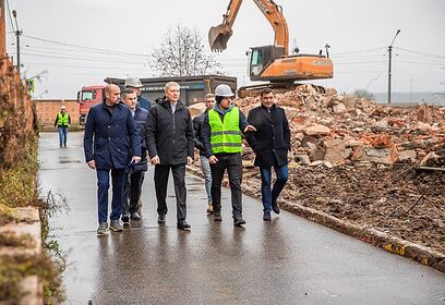 Андрей Иванов проверил ход работ по сносу аварийного детского сада в поселке ВНИИССОК