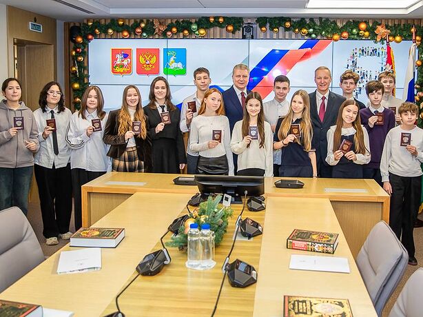 Первые паспорта вручили 15 школьникам Одинцовского округа