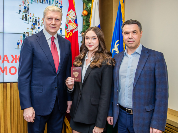 Глава Одинцовского округа в День Конституции вручил первые паспорта 14 юным жителям муниципалитета Глава Одинцовского округа в День Конституции вручил первые паспорта 14 юным жителям муниципалитета