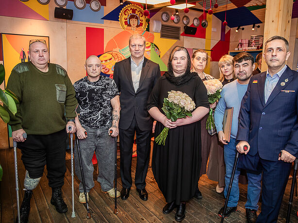 Андрей Иванов вручил подарочные сертификаты ветеранам и семьям погибших героев специальной военной операции