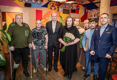 Андрей Иванов вручил подарочные сертификаты ветеранам и семьям погибших героев специальной военной операции