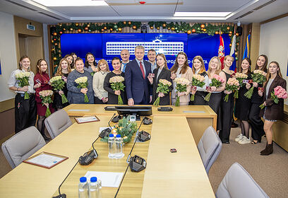 Андрей Иванов вручил удостоверения мастеров спорта софтболисткам Одинцовской школы олимпийского резерва