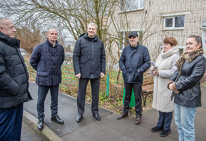 Результаты благоустройства дворовой территории в поселке Покровский городок проверил Андрей Иванов