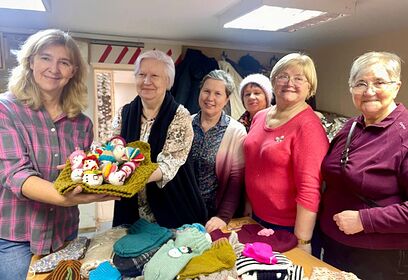 Участницы одинцовского клуба «Активное долголетие» передали гуманитарную помощь для отправки в зону СВО