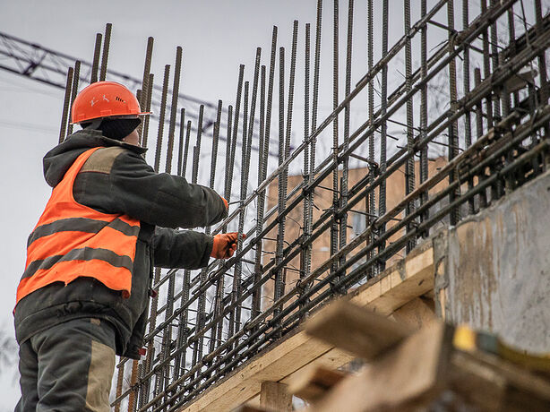 Строители продолжают бетонные работы на пристройке к Одинцовской СОШ № 9