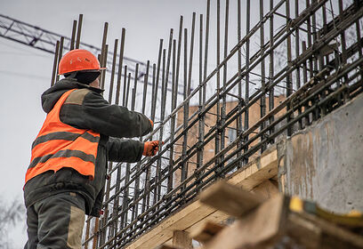 Строители продолжают бетонные работы на пристройке к Одинцовской СОШ № 9