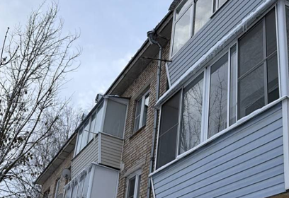 В Одинцовском округе промышленные альпинисты очищают от сосулек до пяти кровель в день