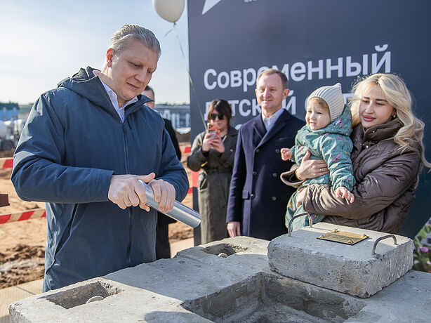 Капсулу времени в основание нового садика заложил Андрей Иванов вместе с жителями ЖК «Одинцовские кварталы»
