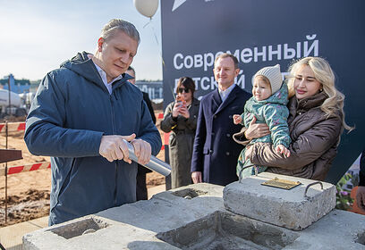 Капсулу времени в основание нового садика заложил Андрей Иванов вместе с жителями ЖК «Одинцовские кварталы»
