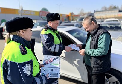 В Одинцово автоинспекторы провели профилактические беседы около торгового центра