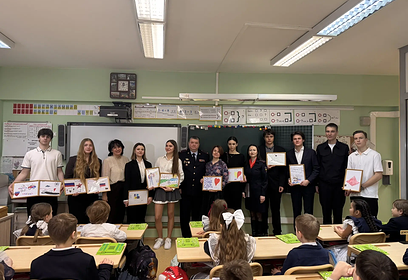 В Одинцовской лингвистической гимназии полицейские провели профориентационную встречу со школьниками