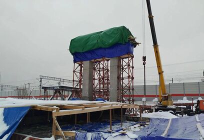 В Одинцово на пешеходном переходе у ЖК «Рублёвский» начали бетонировать ригели опор