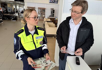 В Одинцово автоинспекторы обучили безопасности на дороге сотрудников и клиентов автосалона