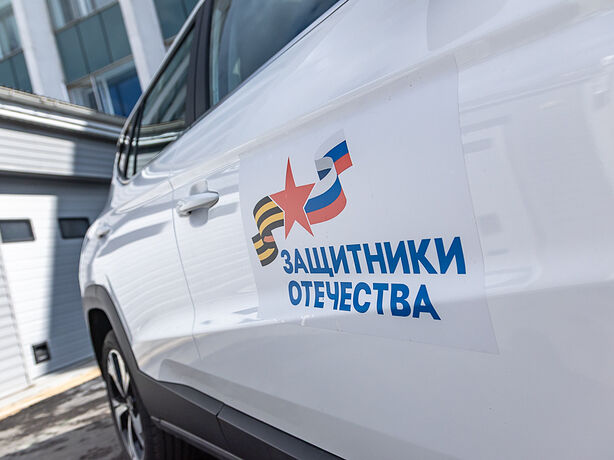 Глава Одинцовского округа вручил ключи от автомобиля «Москвич-3» участнику СВО