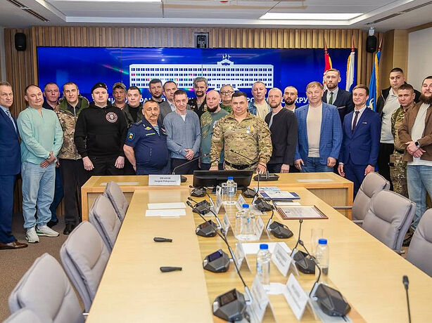 Глава Одинцовского округа Андрей Иванов вручил членские билеты 24-м участникам Ассоциации ветеранов СВО