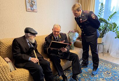Одинцовские полицейские накануне Дня Победы поздравили ветерана Великой Отечественной войны