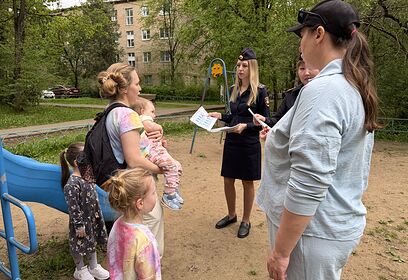 Сотрудницы Одинцовской полиции провели на улицах города акцию «Безопасные окна»