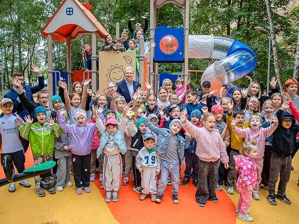 Андрей Иванов открыл новую детскую игровую площадку в Одинцово Андрей Иванов открыл новую детскую игровую площадку в Одинцово