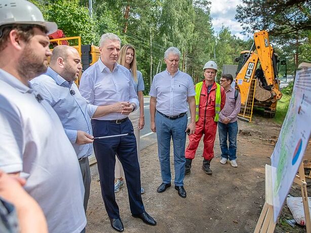 Глава муниципалитета Андрей Иванов проверил ход капитального ремонта сетей водоотведения в поселке Горки-10