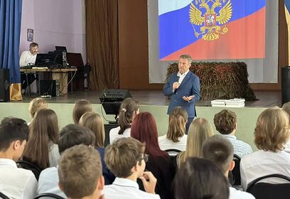 Заместитель председателя Мособлдумы Олег Рожнов встретился с учениками Акуловской школы