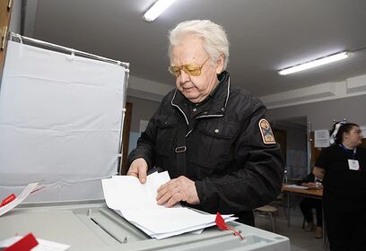 Юрий Антонов проголосовал на избирательном участке в Дубковской школе