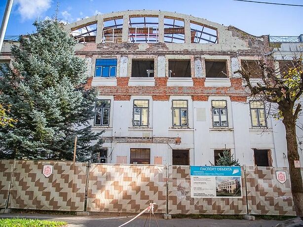 Андрей Иванов проверил ход капитального ремонта Детской школы искусств в Звенигороде