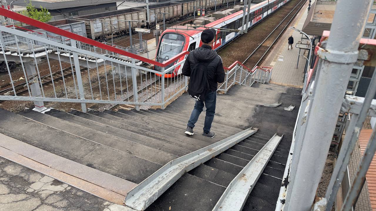 В Одинцово заасфальтировали пешеходный мост на железнодорожной станции