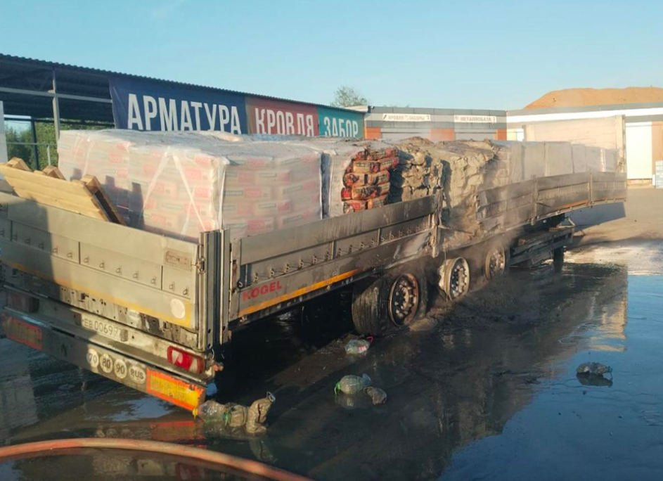 Возгорание прицепа на строительном рынке в Введенском потушили сотрудники ГКУ МО «Мособлпожспас»