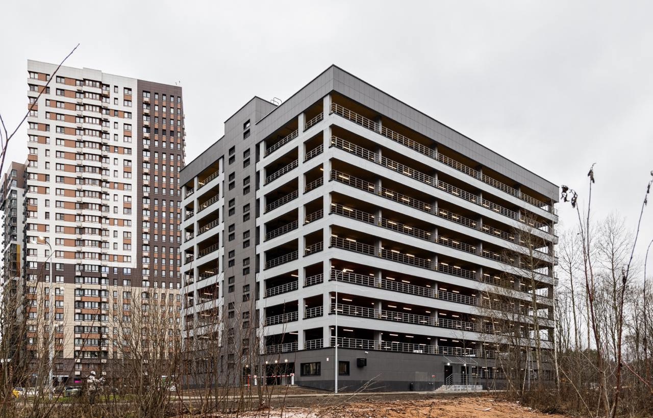 Девятиэтажный паркинг построили в жилом квартале «Одинград. Семейный»