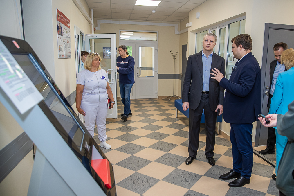 Глава Одинцовского округа Андрей Иванов и главный врач Одинцовской областной больницы Иван Каприн во вторник, 7 июля, проверили результаты текущего ремонта Часцовской амбулатории — работы на объекте велись по госпрограмме Московской области