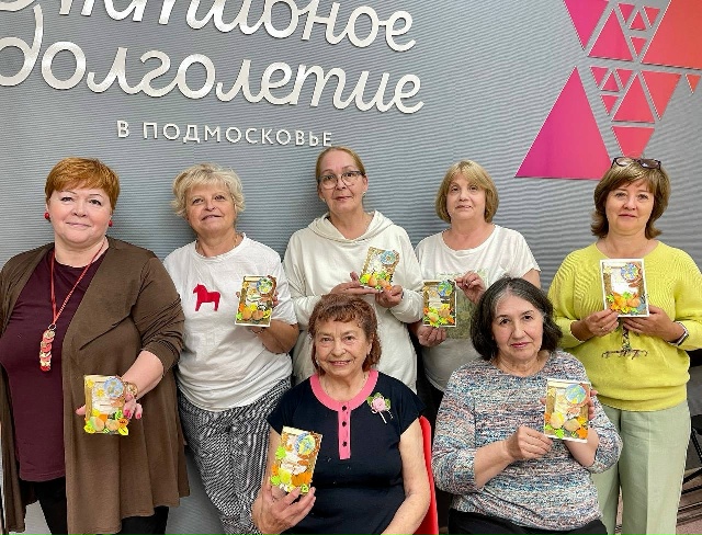 Мастер-класс по скрапбукингу проведен для участников клуба «Активное долголетие» в Одинцово