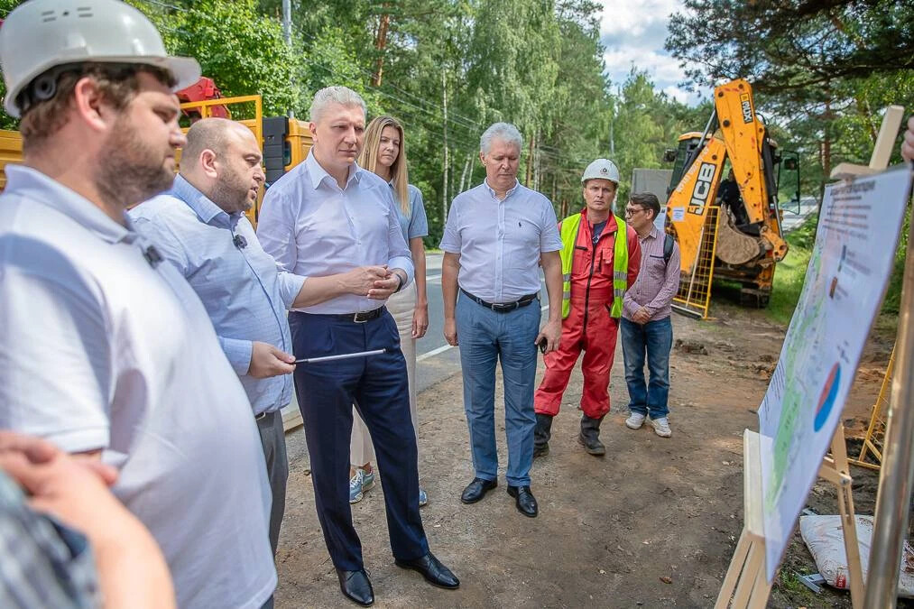 Глава муниципалитета Андрей Иванов во вторник, 4 августа, проверил ход капитального ремонта сетей водоотведения в поселке Горки-10