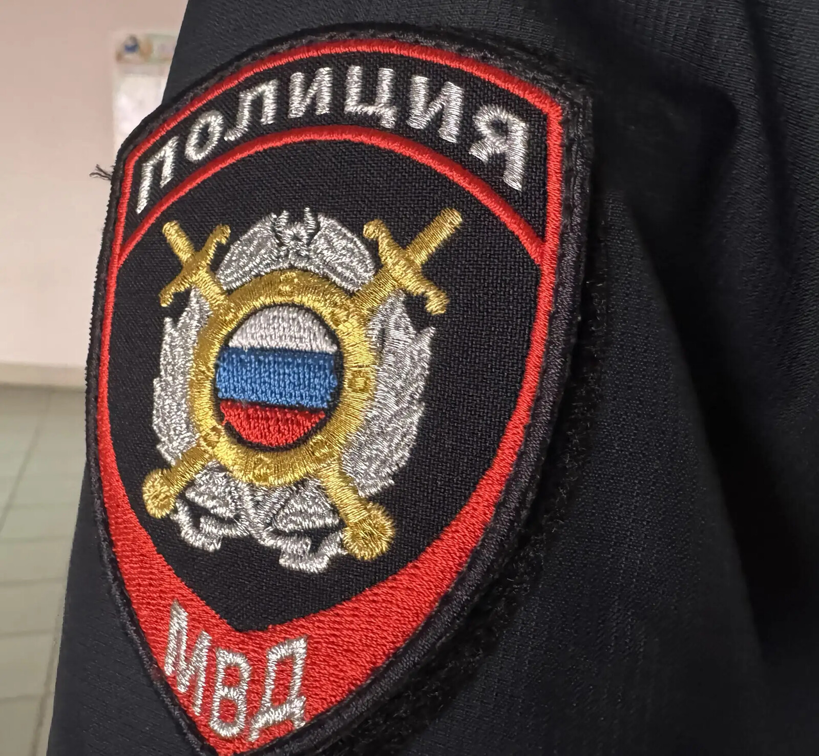 Сотрудники полиции задержали курьера телефонных мошенников, пытавшихся обмануть местную жительницу на 350 тысяч рублей