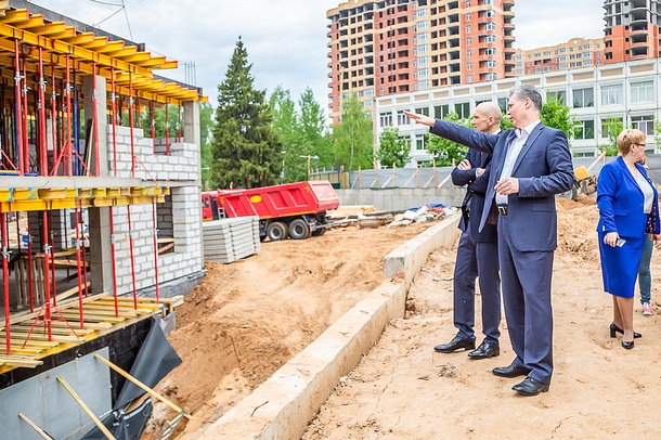 Дмитрий Голубков проверил ход строительства детского сада в поселке Горки-10, Май