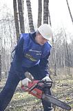 Вооружившись бензопилой, Андрей Иванов валил сухостой и пилил стволы упавших деревьев